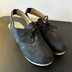 Ninaz black leather women’s wood clogs / size 39 / size 9